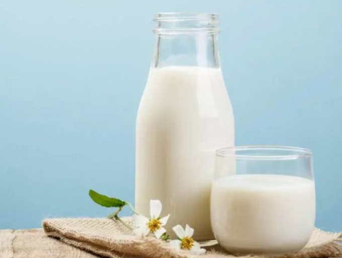 Milk has vitamin D, calcium, vitamin B2, vitamin B12, potassium and phosphorus in it. It also has some vitmain A, vitamin B1, vitmain B6, zinc and magnesium. 