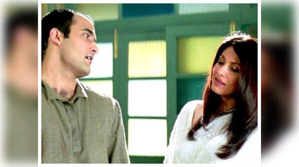 Akshaye Khanna and Dimple Kapadia in ‘Dil Chahta Hai’