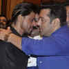 Article image for: Throwback! When Shah Rukh Khan and Salman Khan hugged at <i class="tbold">baba siddique</i>'s Iftar party
