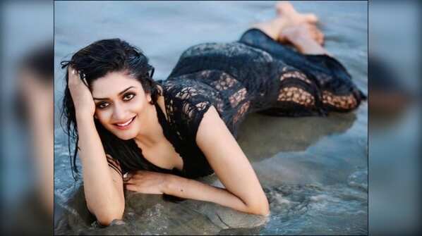 Relaxes on the beach in an eye-popping avatar