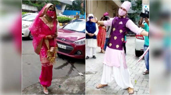 Welcoming his dulhaniya in SRK style
