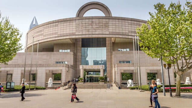 Two kids accidentally break the exquisite Disney castle worth $64000 in Shanghai Glass Museum