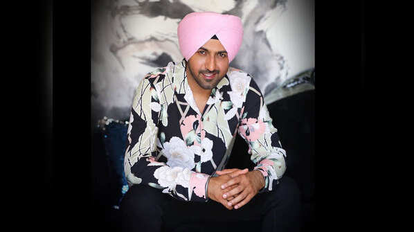 Wearing a pink turban, Gippy Grewal is giving major style goals in his latest picture