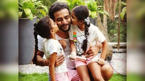 Srii Murali running with children