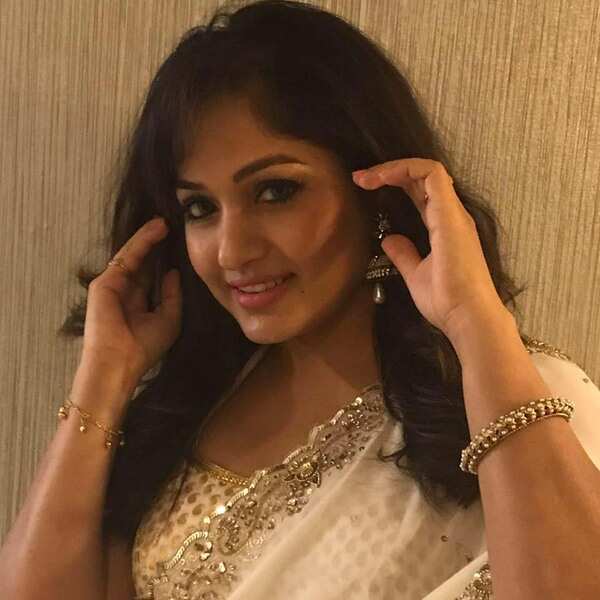 Madhavi Latha Wallpapers