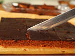 Cutting perfect cake slices