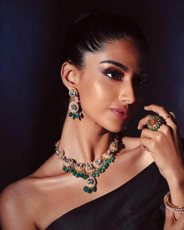 Meenakshii Wallpapers