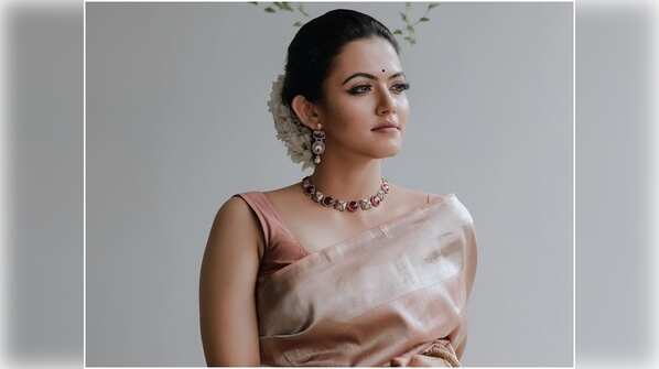 Aparna Das is a sight to behold in this silk saree