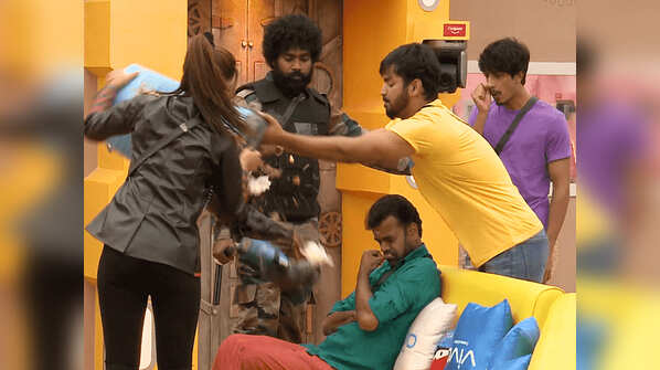 Aishwarya throwing garbage on Bhalajie