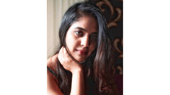 Srindaa’s captivating look will make it hard for you to take your eyes off the diva!