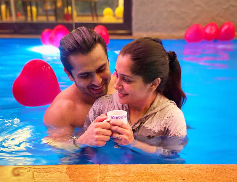 New pictures of Dipika Kakar enjoying pool time with hubby Shoaib Ibrahim