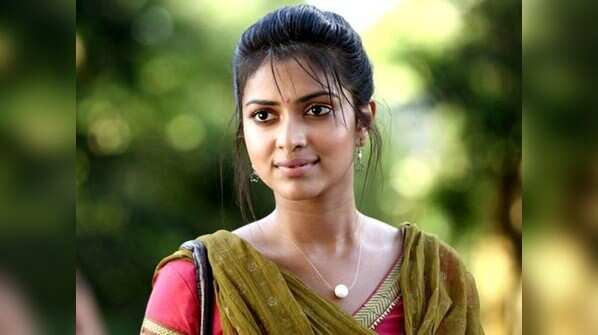 A passionate lover in 'Kadhalil Sodhappuvadhu Yeppadi'