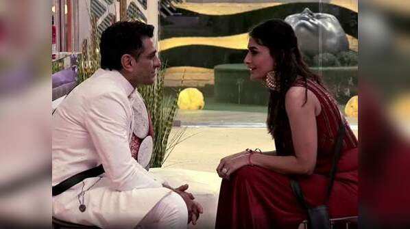 Salman tries to spark romance between Eijaz and Pavitra