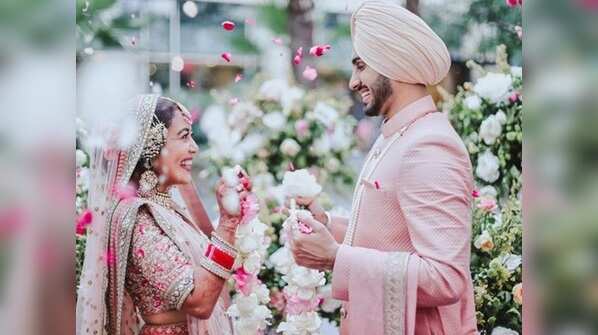 Time for exchanging the garlands