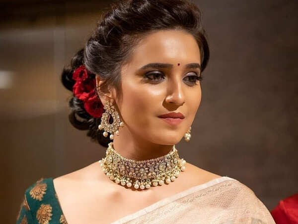 Shivani Surve Wallpapers
