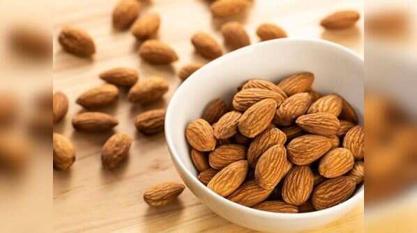 Raw almonds vs. Soaked almonds: What's better and why?