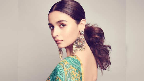 Middle-partition ponytail