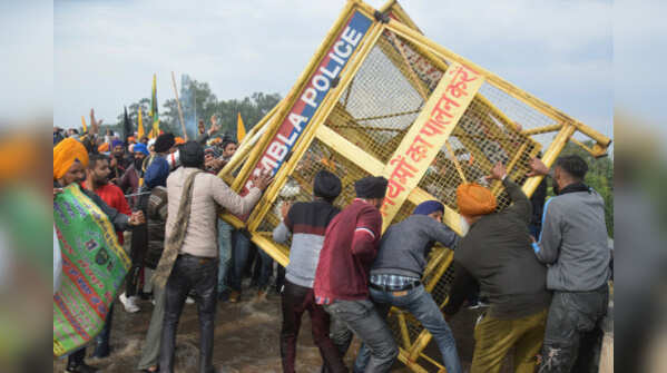 'Delhi Chalo':Farmers protest at Delhi-Haryana border
