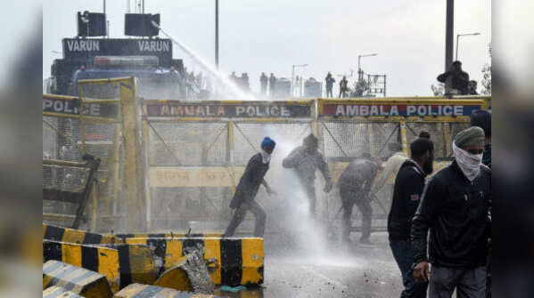 'Delhi Chalo':Farmers protest at Delhi-Haryana border