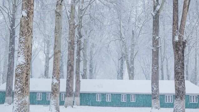 Kashmir plains receive season&rsquo;s first snowfall; major highways closed