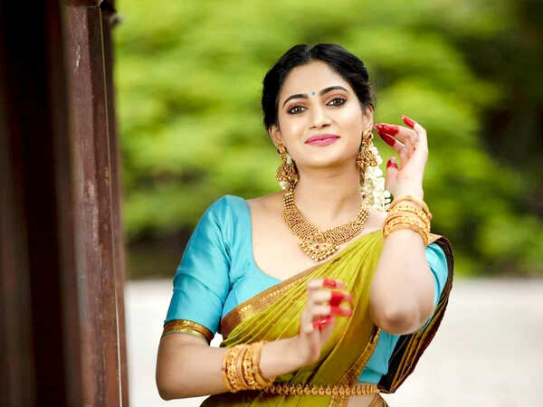 Losliya Mariyanesan Images