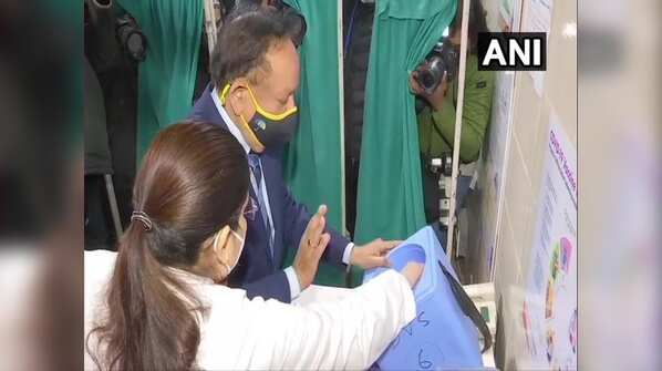 Harsh Vardhan reviews preparations at GTB hospital