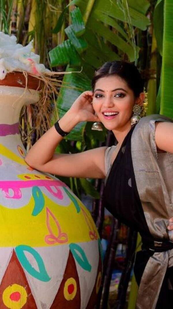 Athulya Ravi Wallpapers