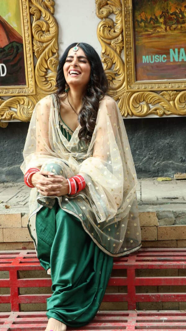 Ruhi Chaturvedi Wallpapers