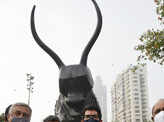Aaditya Thackeray inaugurates a sculpture by Arzan Khambatta