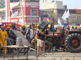 Farmers protest: Clashes break out at Singhu border