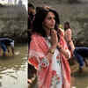 Article image for: Mallika Sherawat seeks blessings at <i class="tbold">dakshineswar kali temple</i>