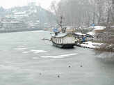 Kashmir Valley receives fresh snowfall