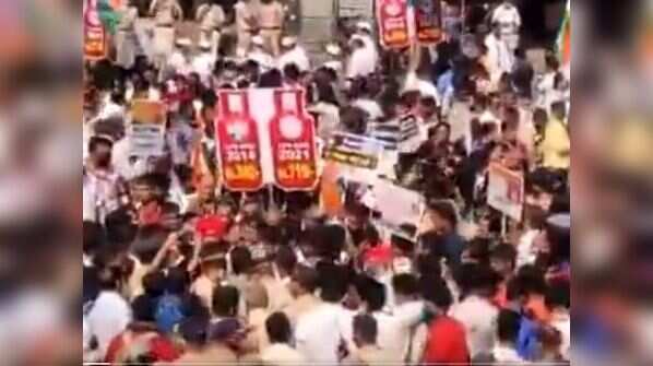 Mumbai Congress protest against LPG, fuel price rise