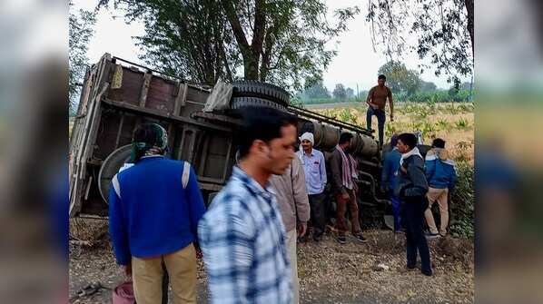 Truck overturns in Jalgaon
