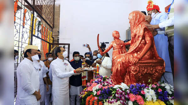 CM Thackeray pays tribute