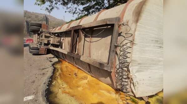 Tanker overturns in Thane