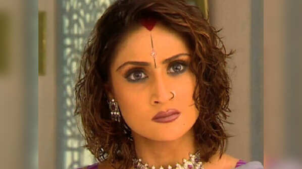 Urvashi Dholakia as Komolika