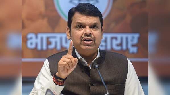 Fadnavis demands Vaze’s arrest