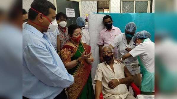 Mayor visits Poddar Hospital