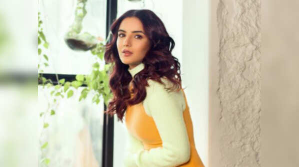 Jasmin Bhasin slammed by netizens for a cryptic post
