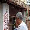 Article image for: Bengal: Congress candidate <i class="tbold">Abdul Mannan</i> starts the campaign by writing and making graffiti in Champdani.