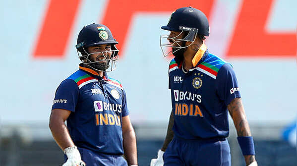 Pant-Pandya take India past 300