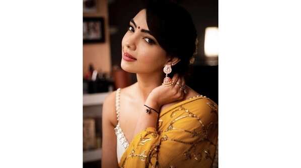 Pooja Banerjee: Aloe vera to soothe the skin after washing off colours
