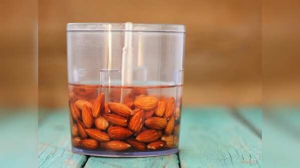 Benefits of soaked almonds