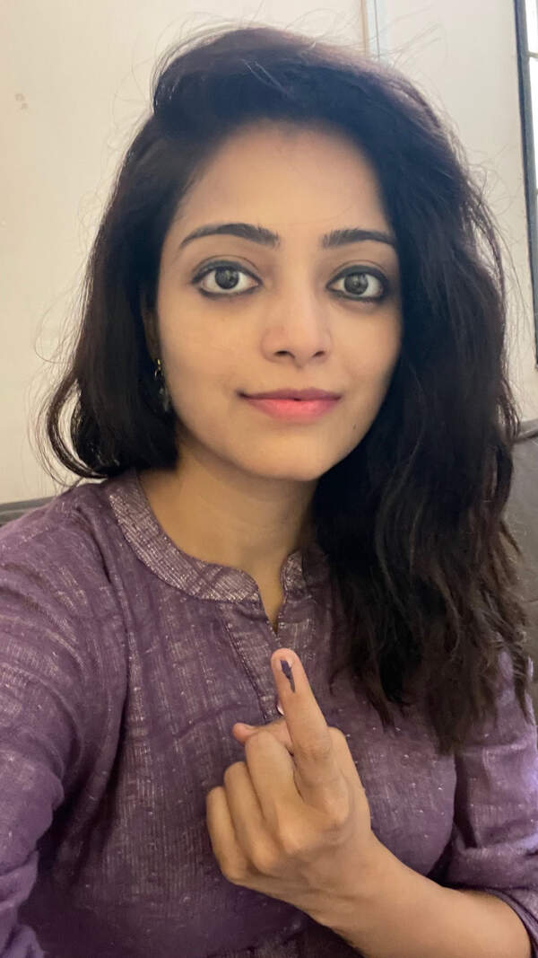 Janani Iyer Pictures