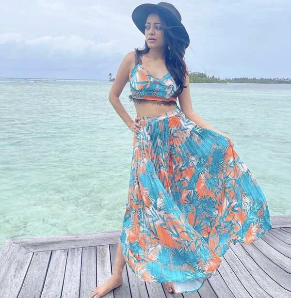Janani Iyer Wallpapers
