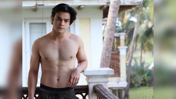 Krishna Kaul goes shirtless in Goa