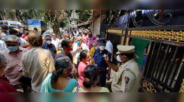 Crowd outside Thane hospital