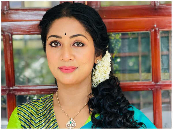 Navya Nair Wallpapers