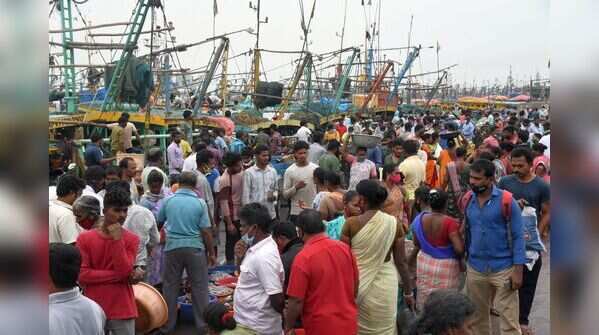Crowd at Fishing Harbour in Vizag
